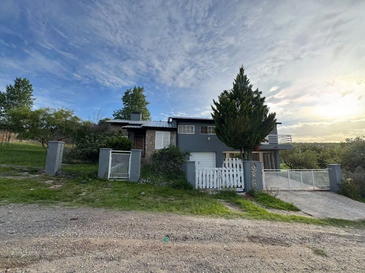 Venta casa con pileta 3 dormitorios en Siquiman 4