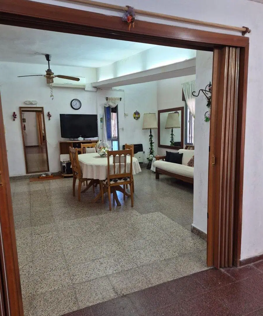 VENDE CASA DE 4 DORM EN BARRIO PARQUE REPUBLICA 4