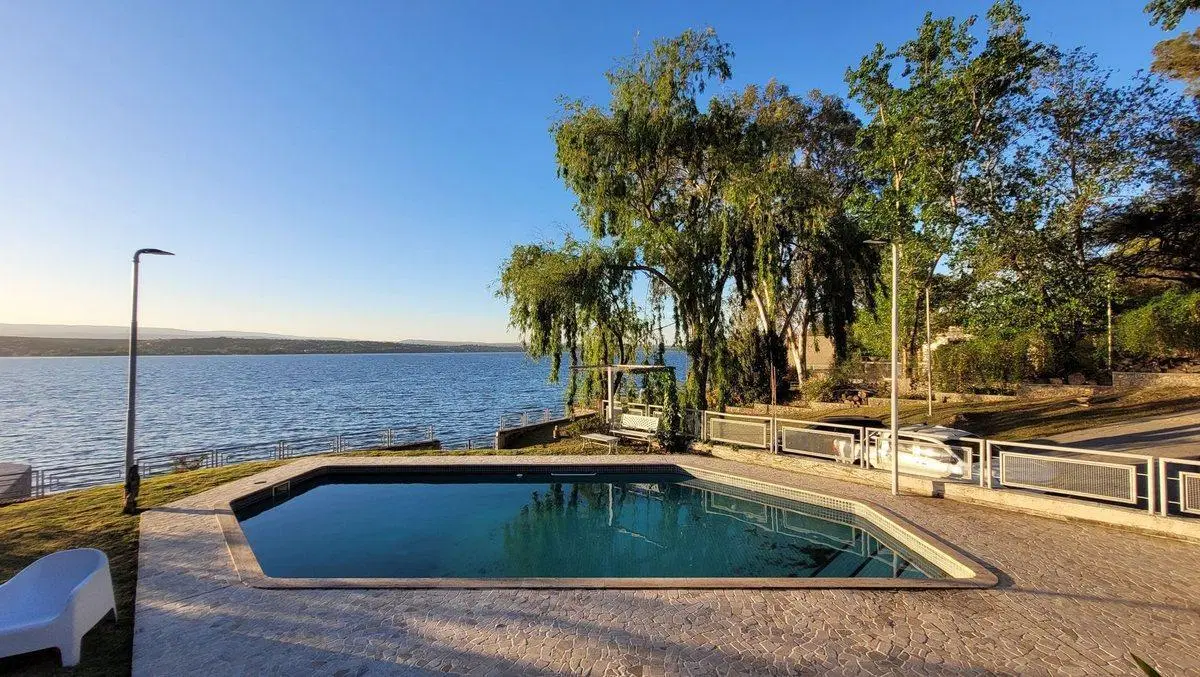CASA FRENTE AL LAGO - COSTA AZUL 3