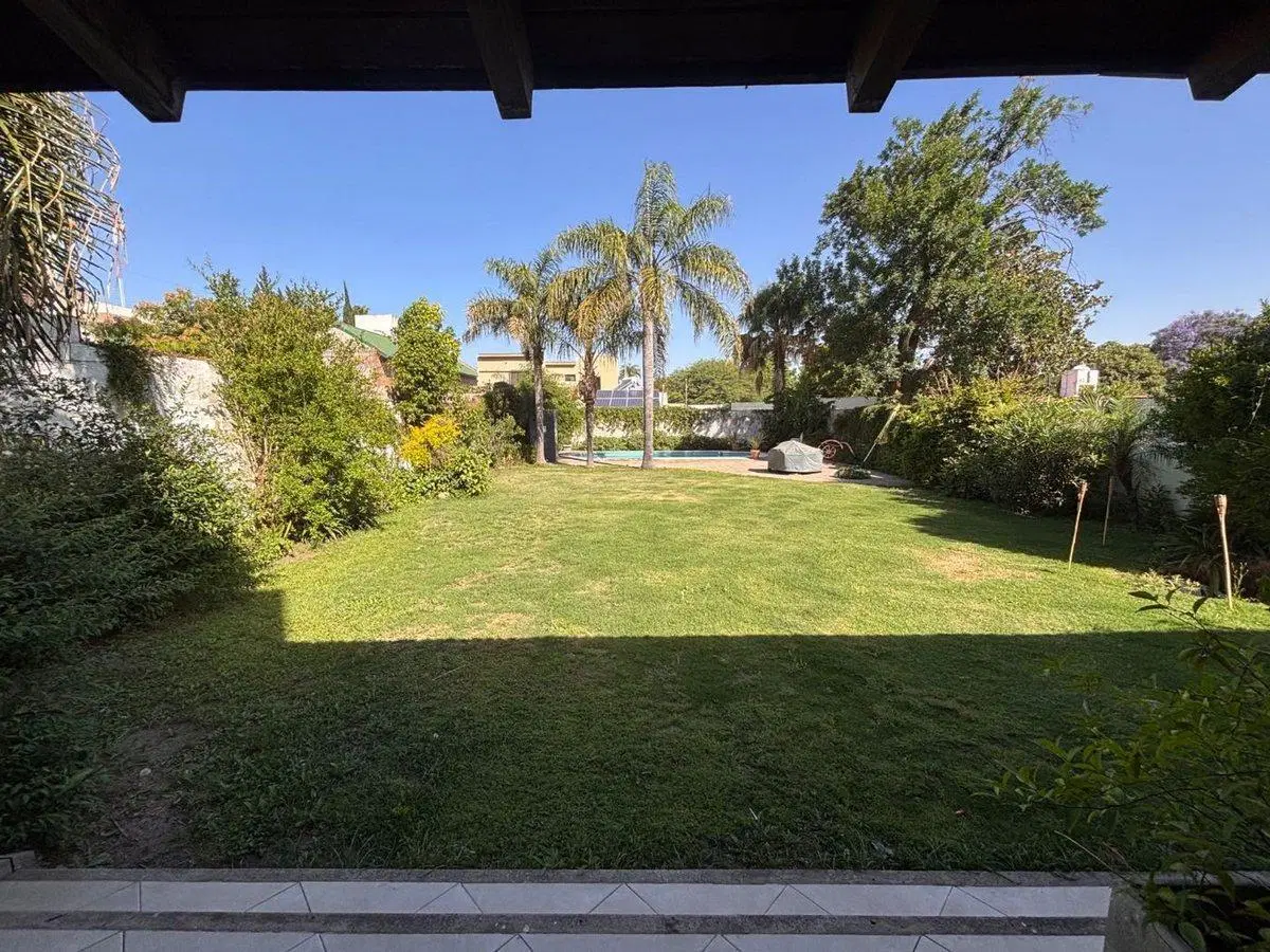 VENTA CASA DE CATEGORÍA 3 DORMITORIOS CON PILETA 2