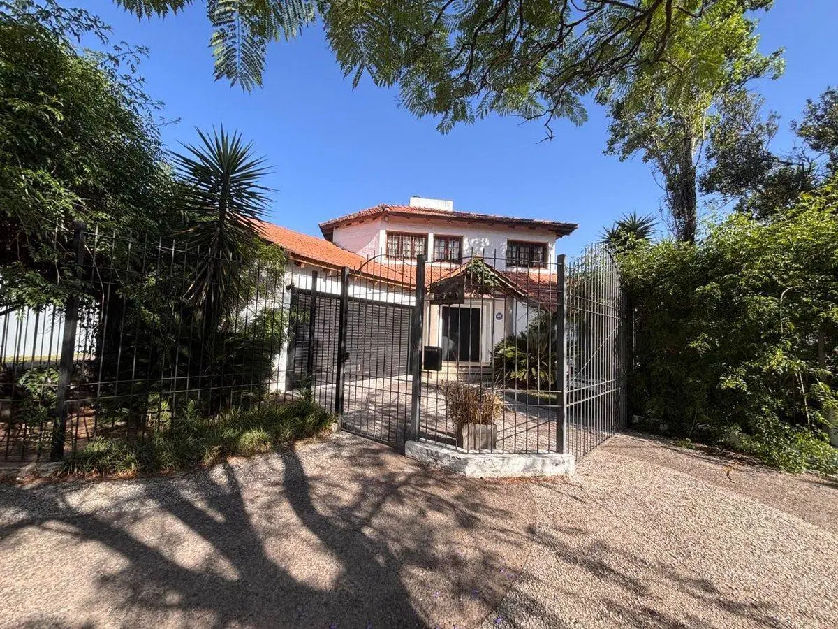 VENTA CASA DE CATEGORÍA 3 DORMITORIOS CON PILETA 5