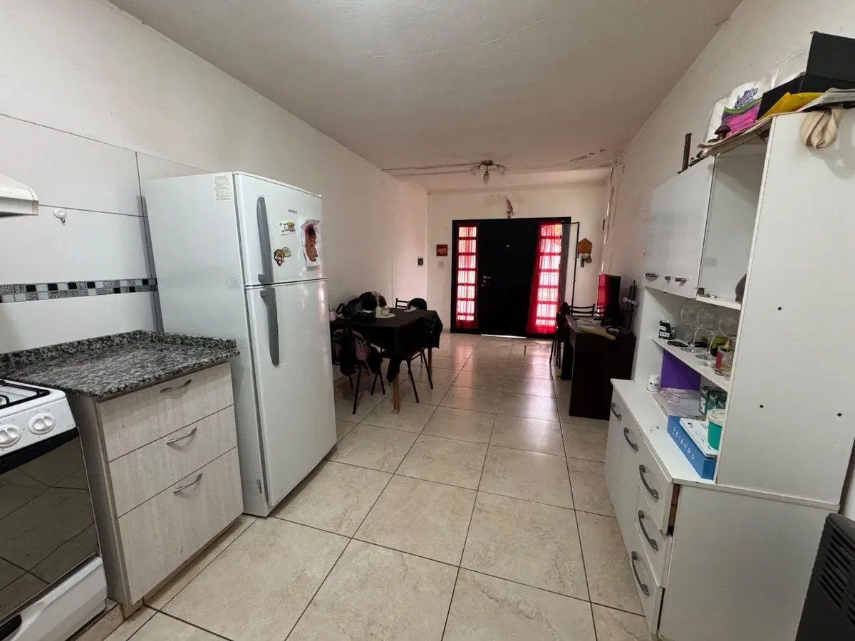 Venta casa 3 dormitorios con patio barrio Yofre 2