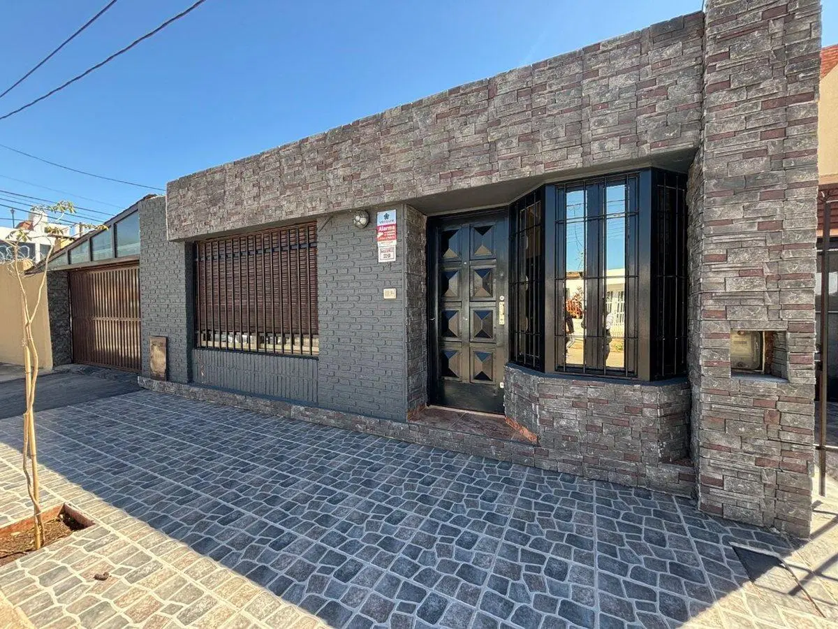 CASA CON PILETA APTA CREDITO B LOS PLATANOS 3 DORM 4