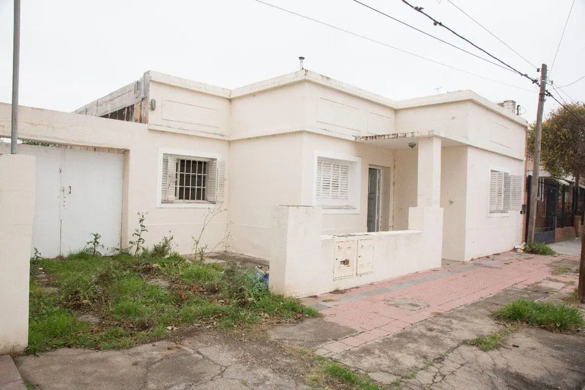 CASA 3 DORM. CON COCHERA EN VENTA Bª RIVADAVIA 2