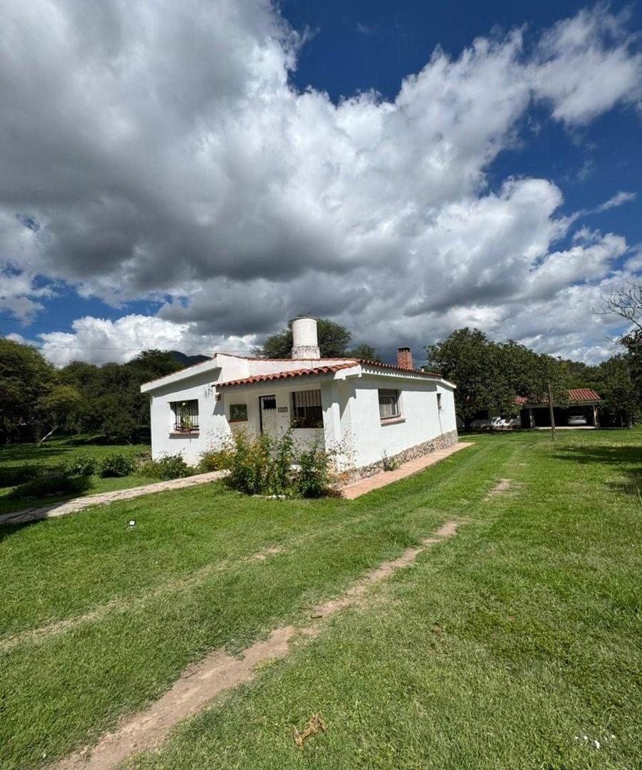 VENTA DE CASA + LOTE - CAPILLA DEL MONTE
