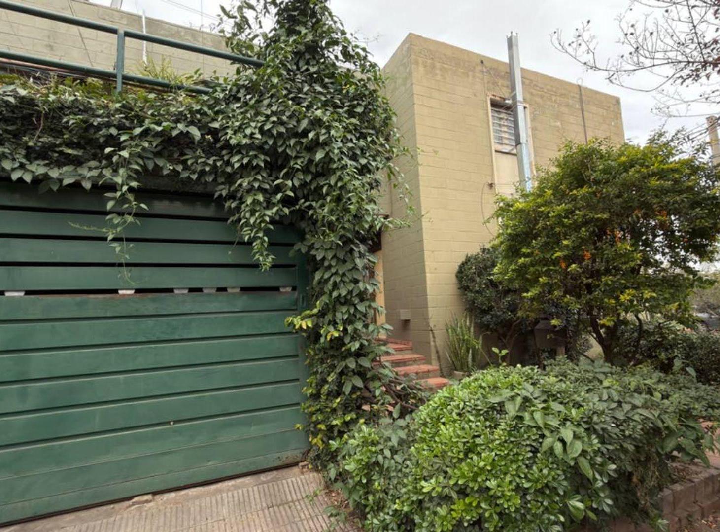 Dúplex en venta en Villa Cabrera con cochera