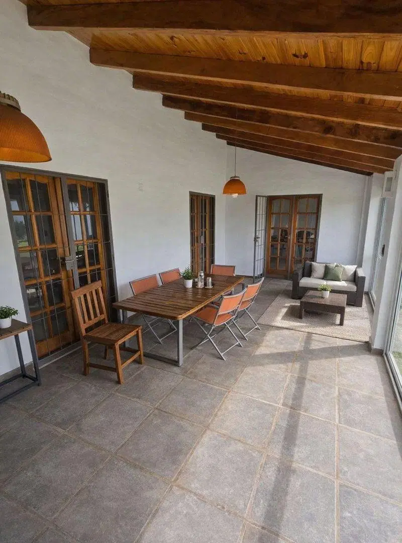 VENTA CASA DE CATEGORÍA 3 DORM EN B° LAS ROSAS 5