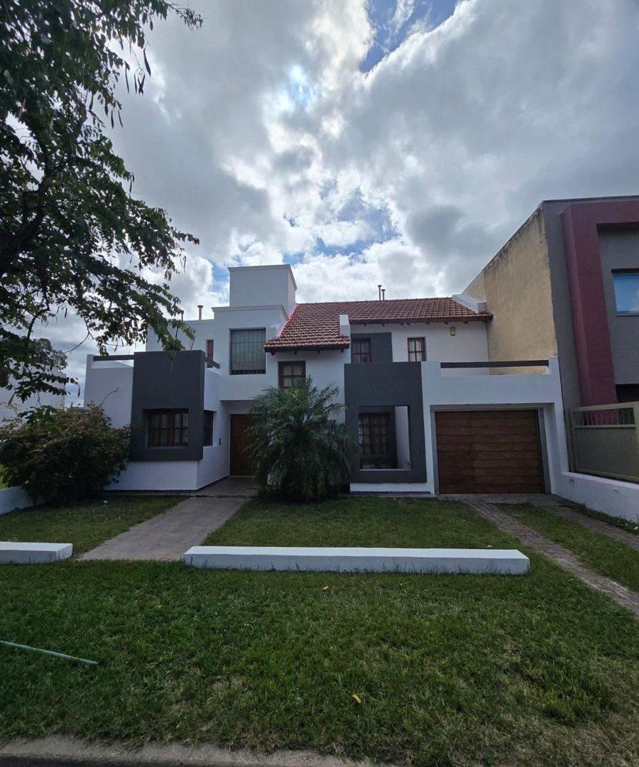 VENTA CASA DE CATEGORÍA 3 DORM EN B° LAS ROSAS