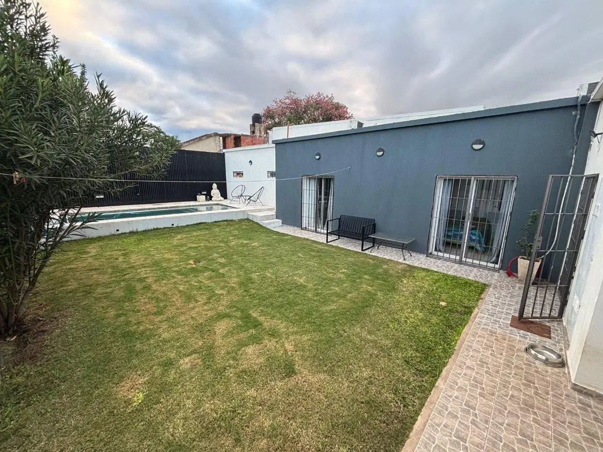 CASA DE CATEGORÍA CON PILETA EN BARRIO TALLERES O 4
