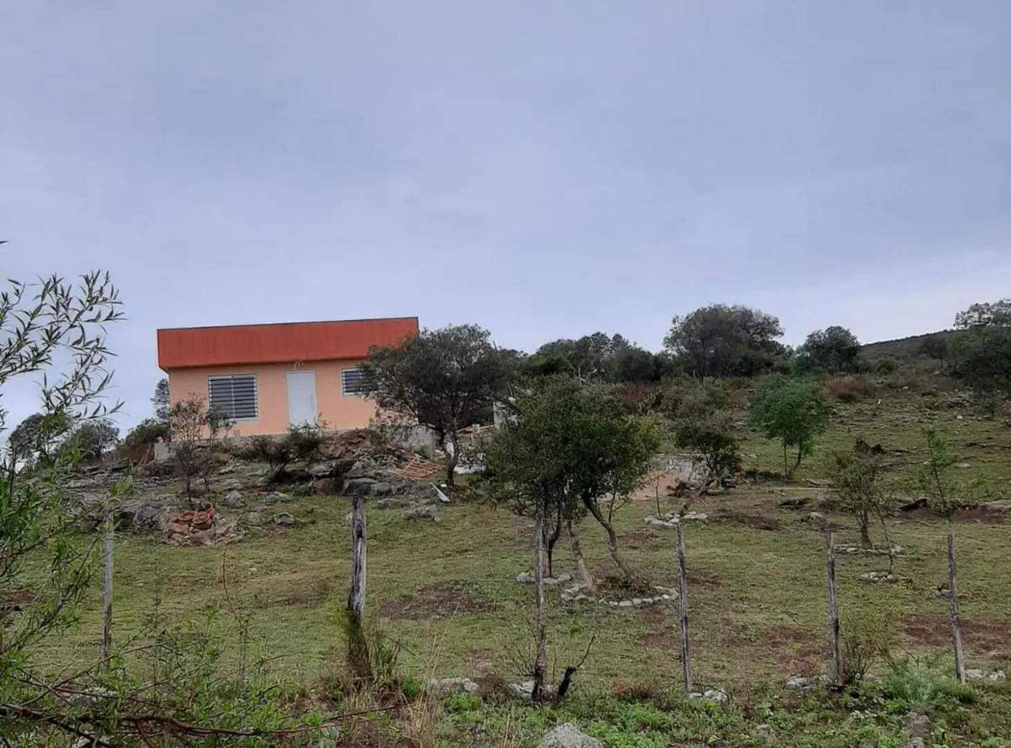VENDE CASA EN FLOR SERRANA TANTI DE 2 DORMITORIOS 4