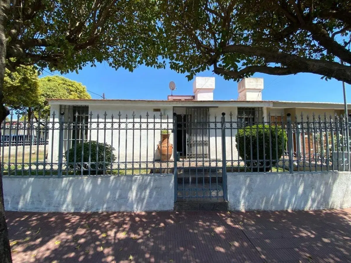 VENDE CASA DE 4 DORM EN BARRIO PARQUE REPUBLICA 2