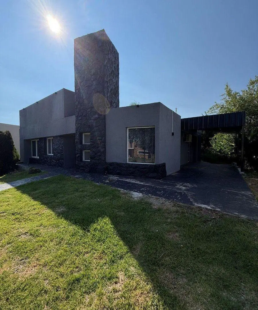 CASA EN VENTA 3 DORMITORIOS EN ARBOLADA HOLLYWOOD 2