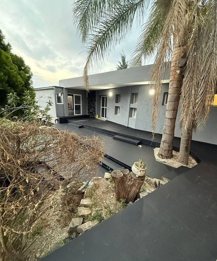 CASA EN VENTA 3 DORMITORIOS EN ARBOLADA HOLLYWOOD 1