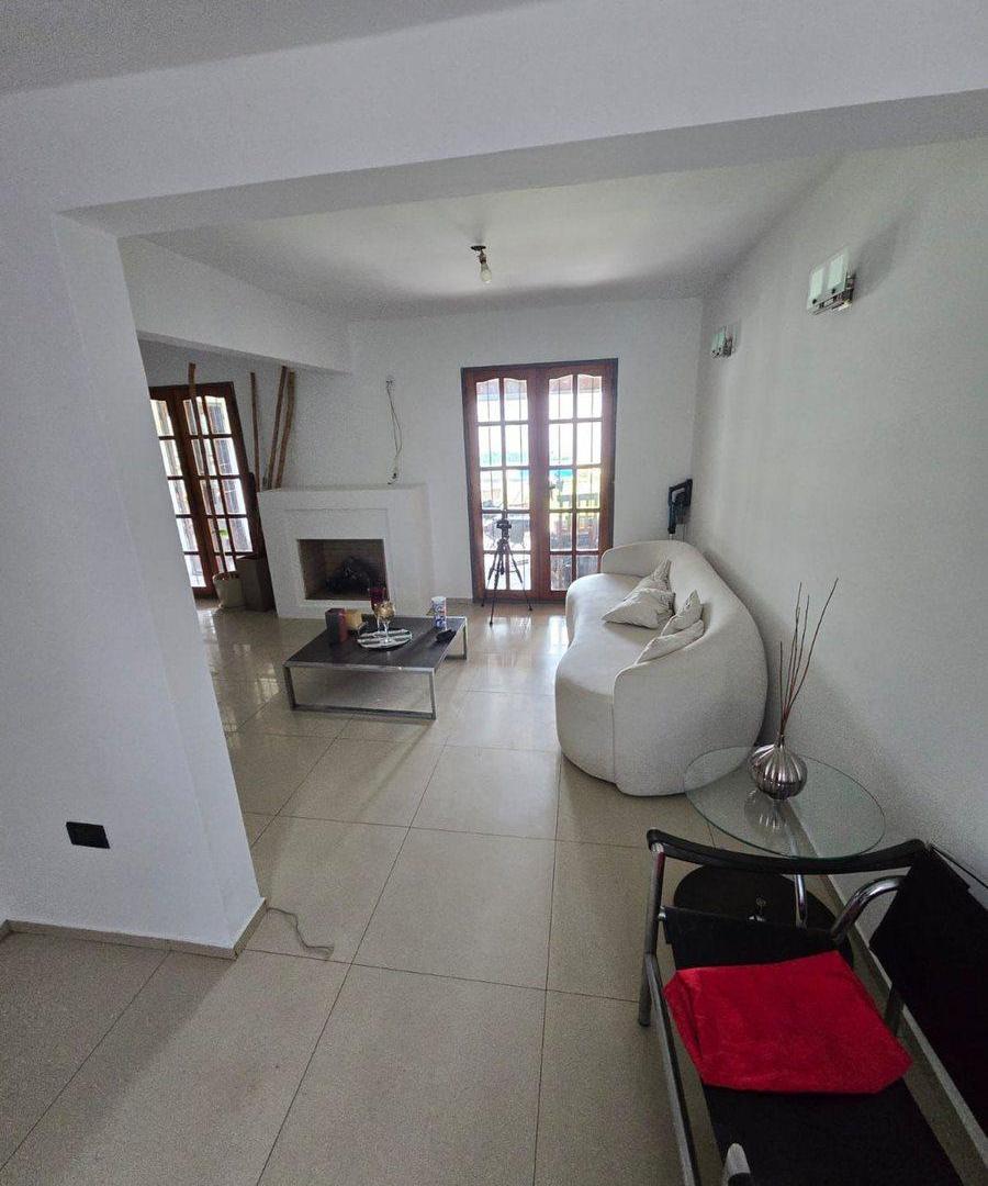 Foto de VENTA CASA DE CATEGORÍA 3 DORM EN B° LAS ROSAS, imagen 3
