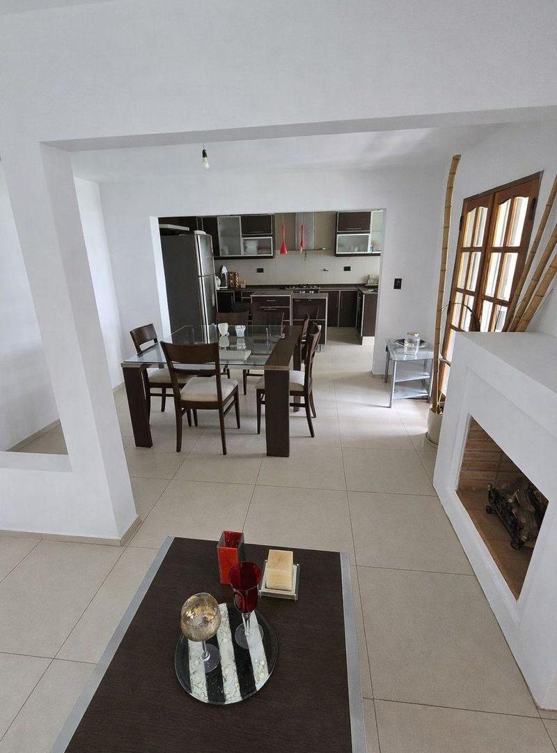 Foto de VENTA CASA DE CATEGORÍA 3 DORM EN B° LAS ROSAS, imagen 2