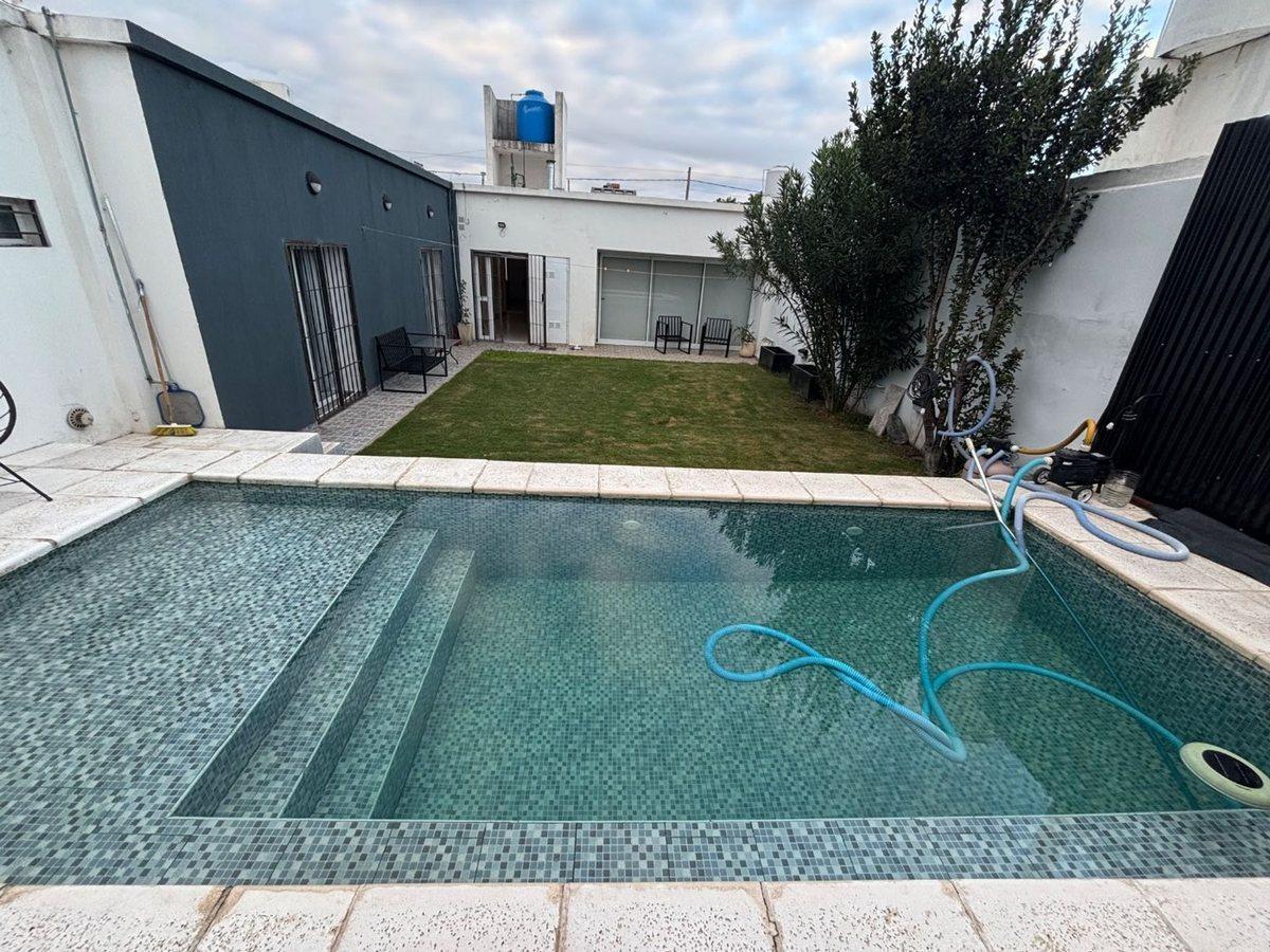 Foto de VENTA CASA 2 DORM EN BARRIO TALLERES O CON PILETA, imagen 4