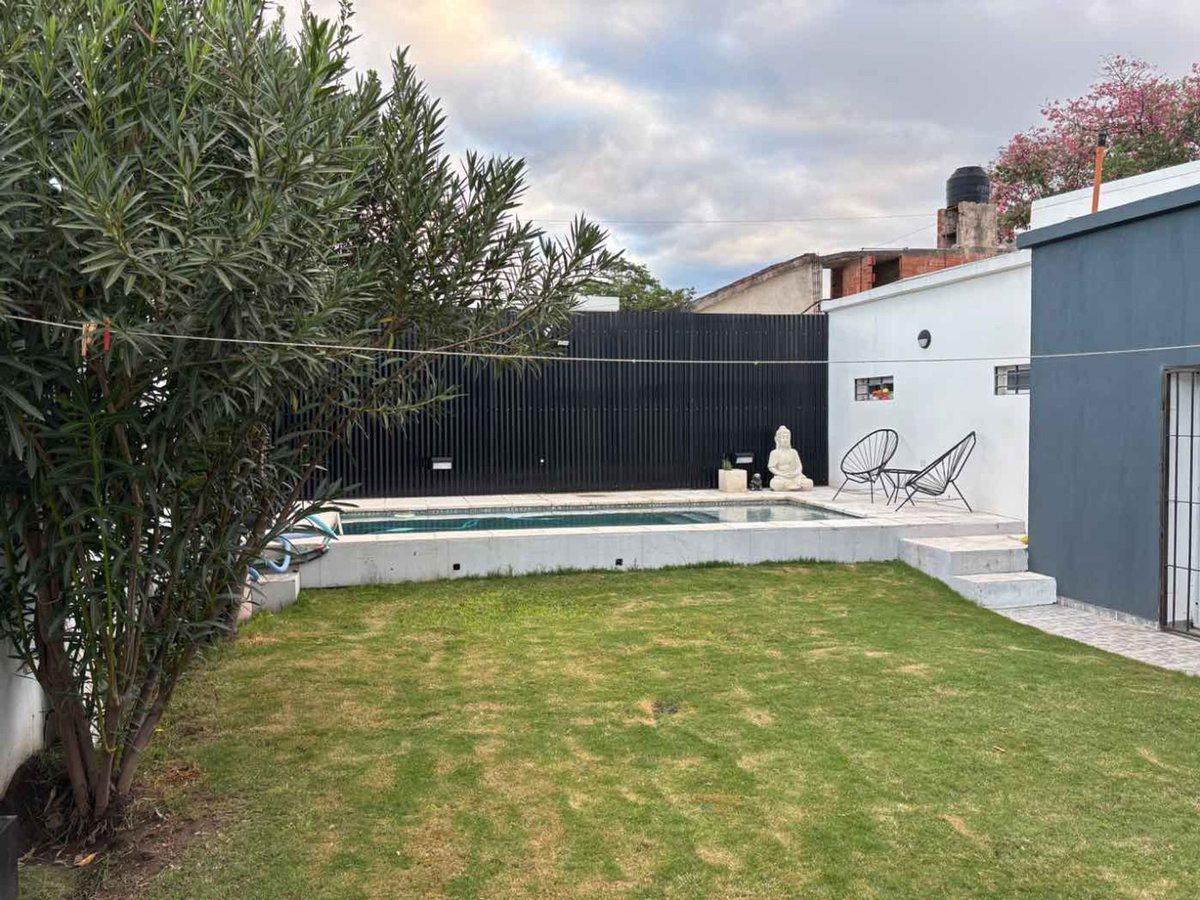 Foto de VENTA CASA 2 DORM EN BARRIO TALLERES O CON PILETA, imagen 1