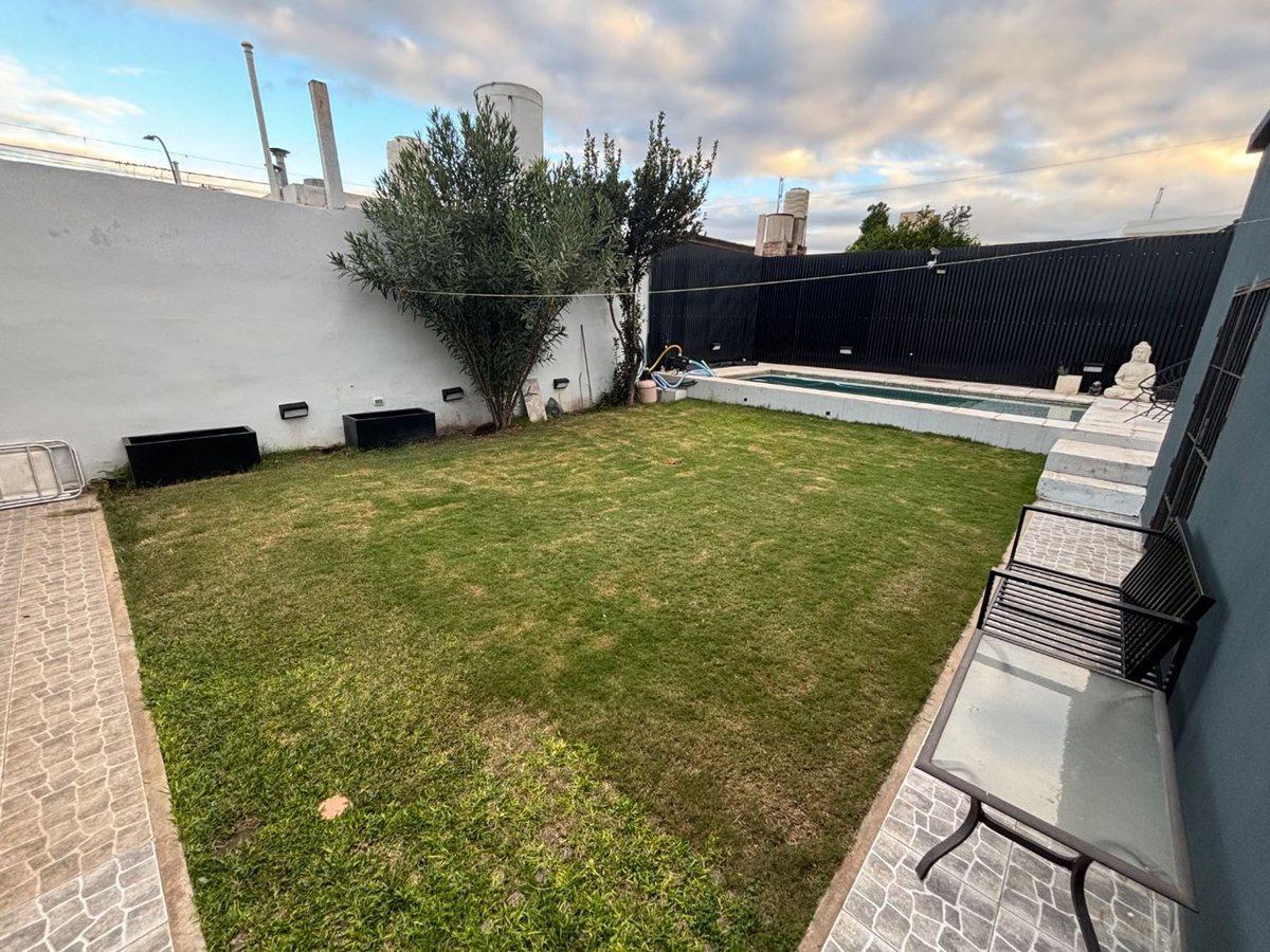 Foto de VENTA CASA 2 DORM EN BARRIO TALLERES O CON PILETA, imagen 2