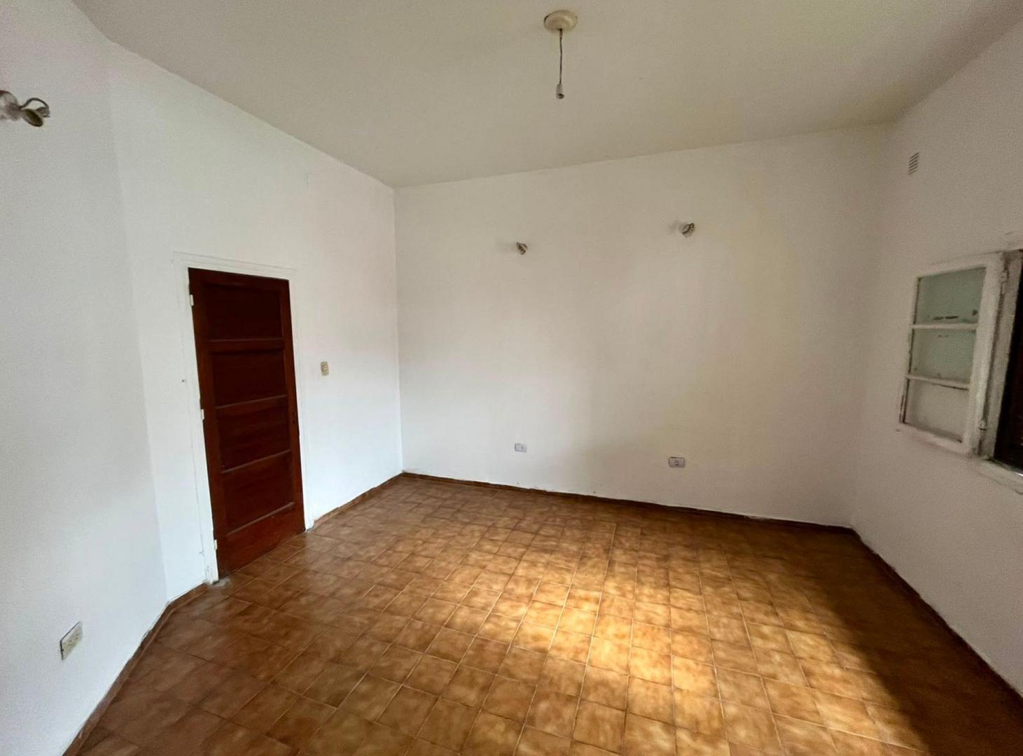 Foto de REMAX VENDE CASA 2 DORM EN BARRIO LAS FLORES, imagen 1