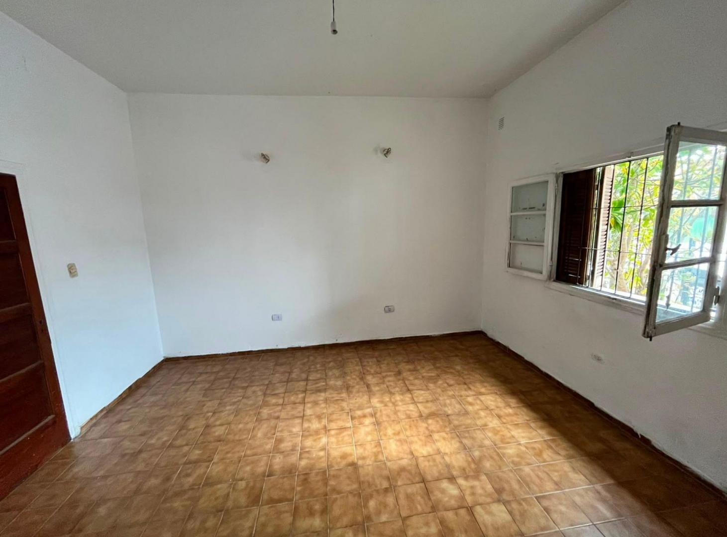 Foto de REMAX VENDE CASA 2 DORM EN BARRIO LAS FLORES, imagen 2