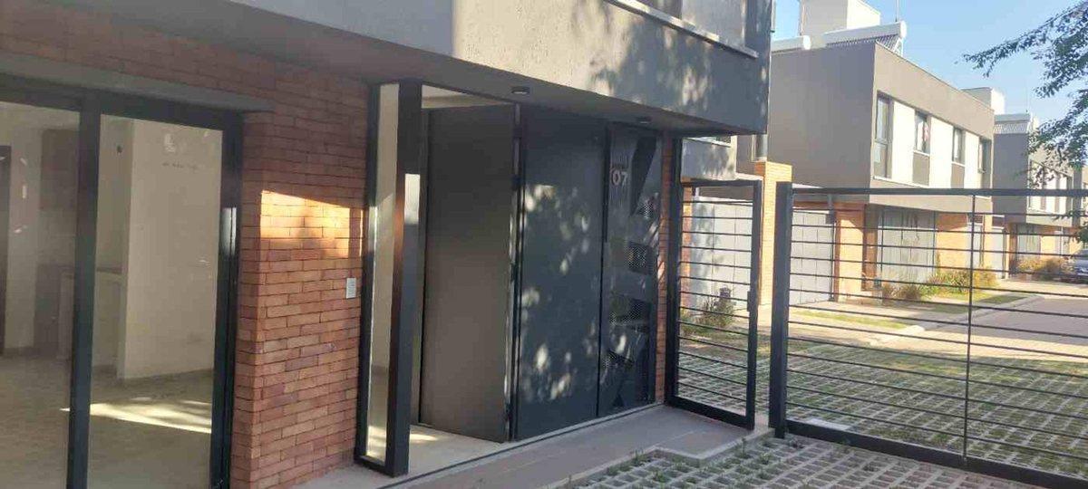 Foto de VENTA DUPLEX 3 DORMITORIOS, HOUSING DISTRITO BUNGE, imagen 2