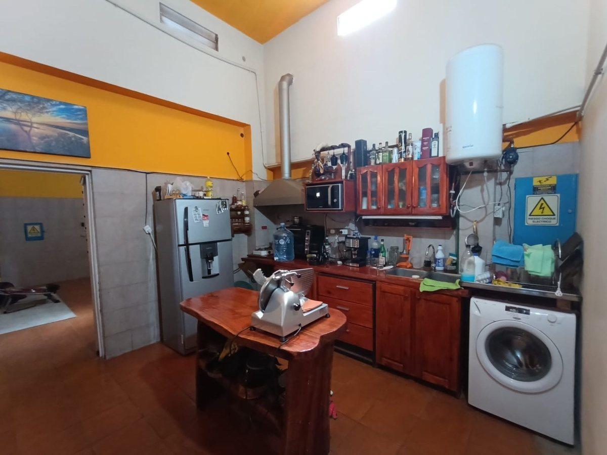 Foto de VENTA IMPORTANTE GALPÓN CON LOCAL DEPTO A. ALBERDI, imagen 4