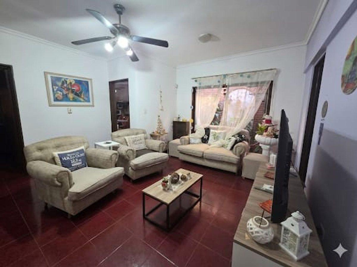 Foto de VENTA CASA 2 PLANTAS + LOCAL B° PUEYRREDÓN, imagen 2