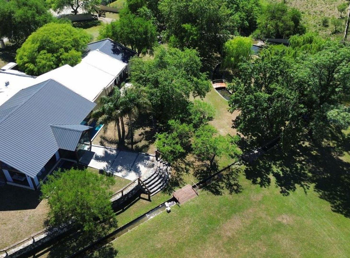 Foto de Venta estancia con salón y 10 departamentos, imagen 1