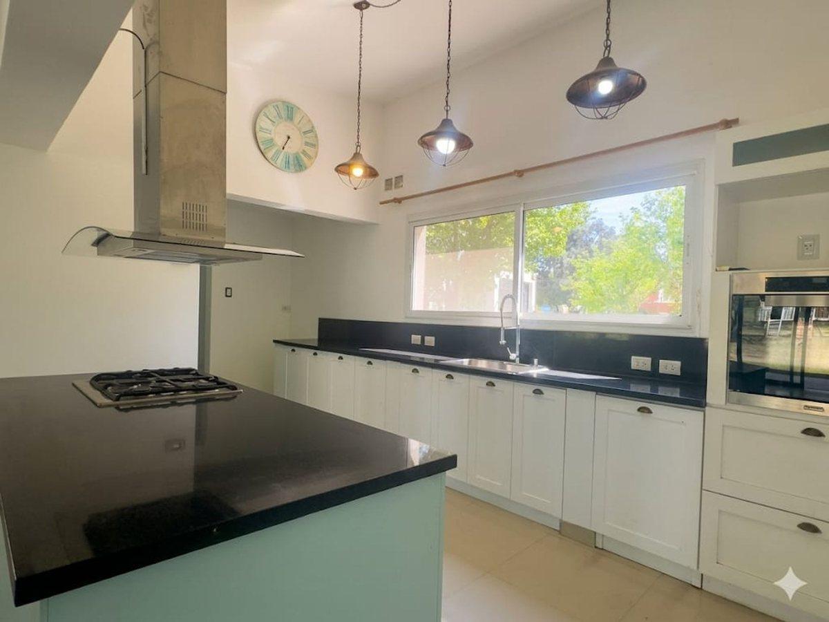 Foto de VENTA CASA CAMPOS DEL VIRREY, imagen 4