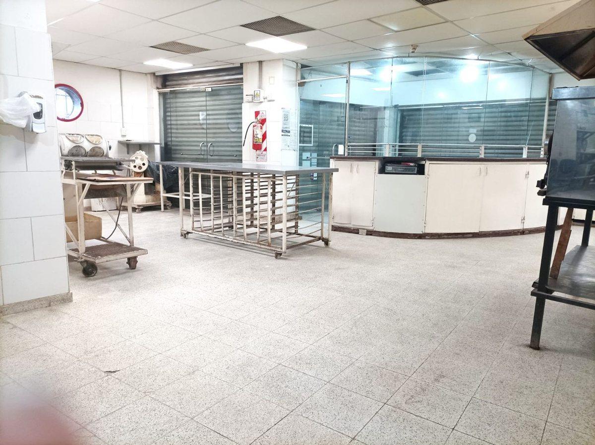Foto de OPORTUNIDAD!! VENTA LOCAL COMERCIAL SOBRE AVENIDA, imagen 1