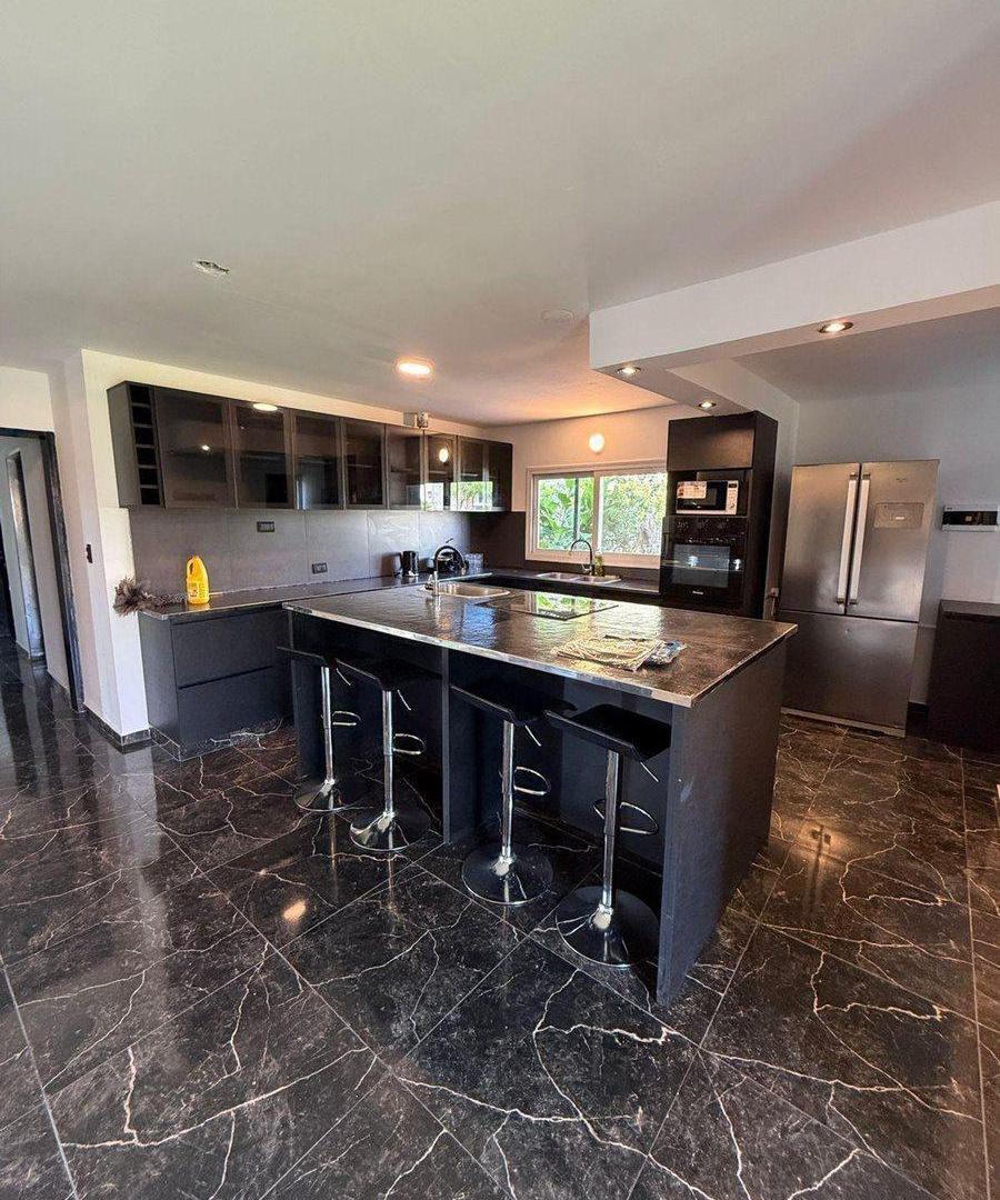 Foto de CASA EN VENTA 3 DORMITORIOS EN ARBOLADA HOLLYWOOD, imagen 2