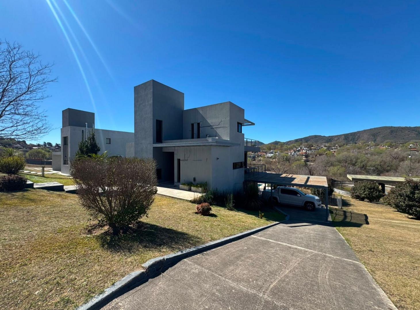 Foto de VENTA CASA DE CATEGORÍA COUNTRY ALTOS DE C.PAZ, imagen 2