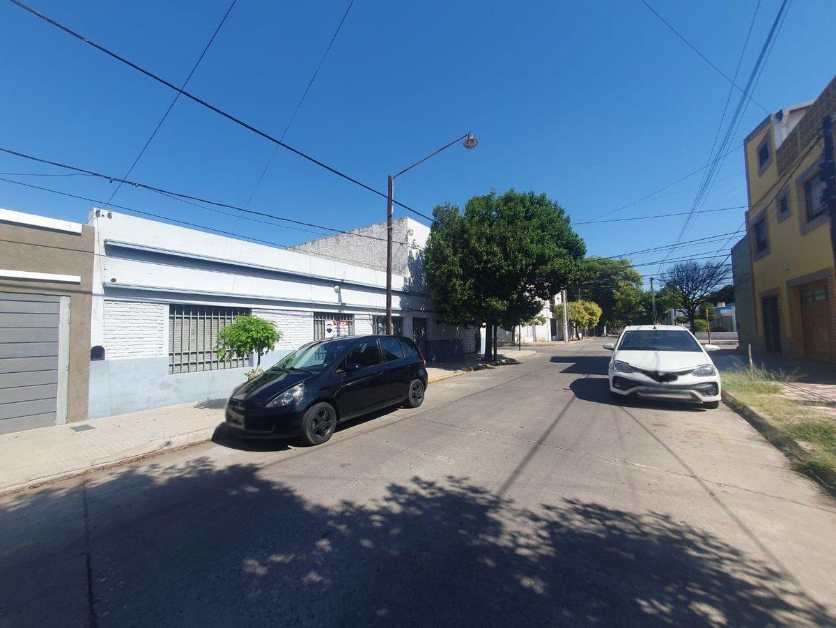 Foto de VENTA CASA 3 DORMITORIOS MAS GALPON B° SARMIENTO, imagen 1