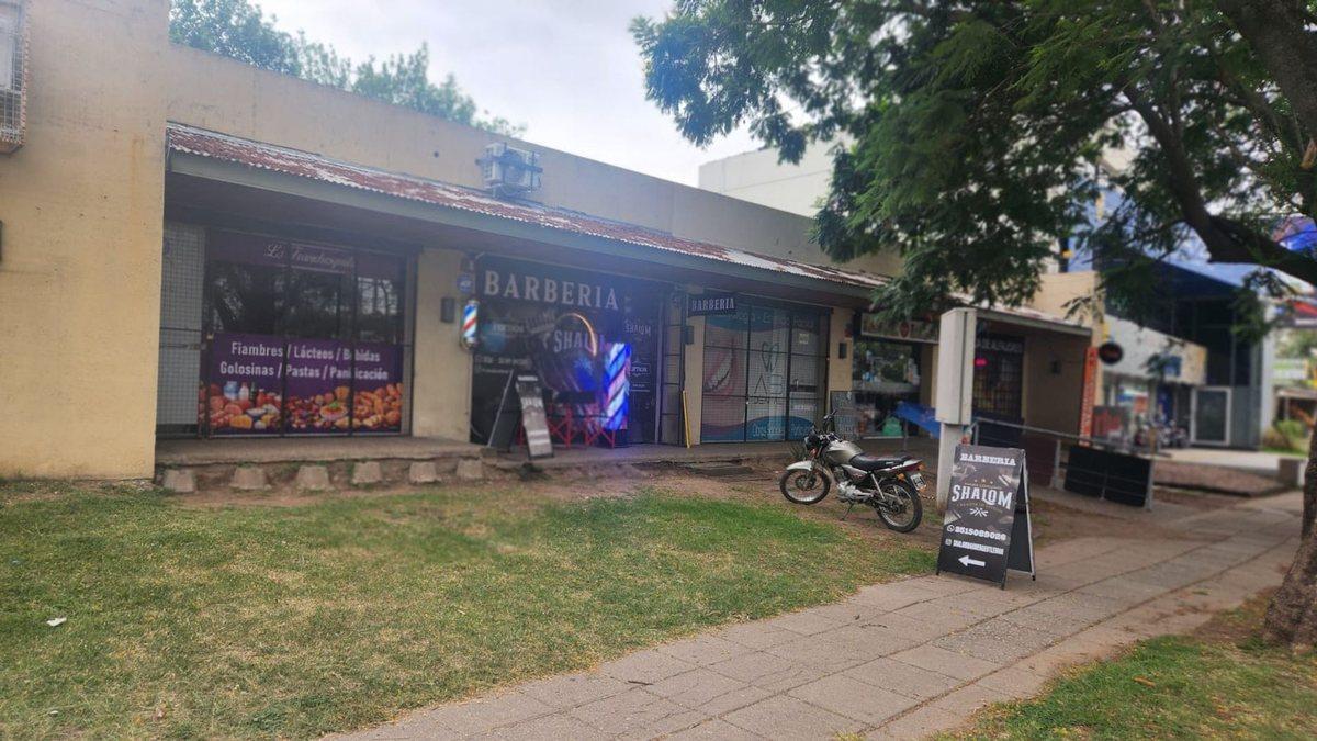 Foto de VENTA LOCAL COMERCIAL SOBRE AV RAFEL NUÑEZ, imagen 2