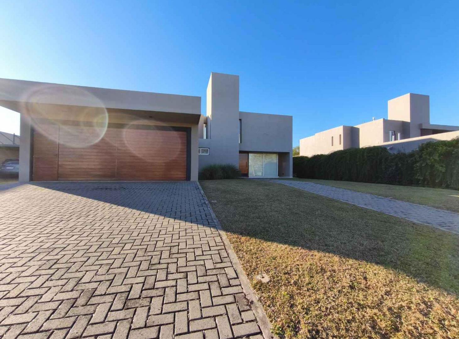Foto de Venta Casa de Categoría 3 Dor La Santina Zona Sur, imagen 2