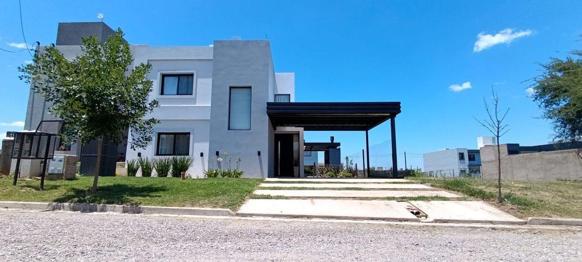 Foto de VENTA AMPLIA CASA BARRIO TEJAS IV - CATEGORIA, imagen 1