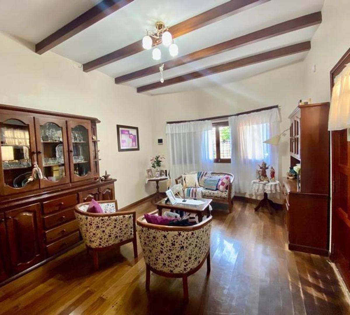 Venta de Hermosa Casa de 5 Ambientes! Haedo Sur! 2