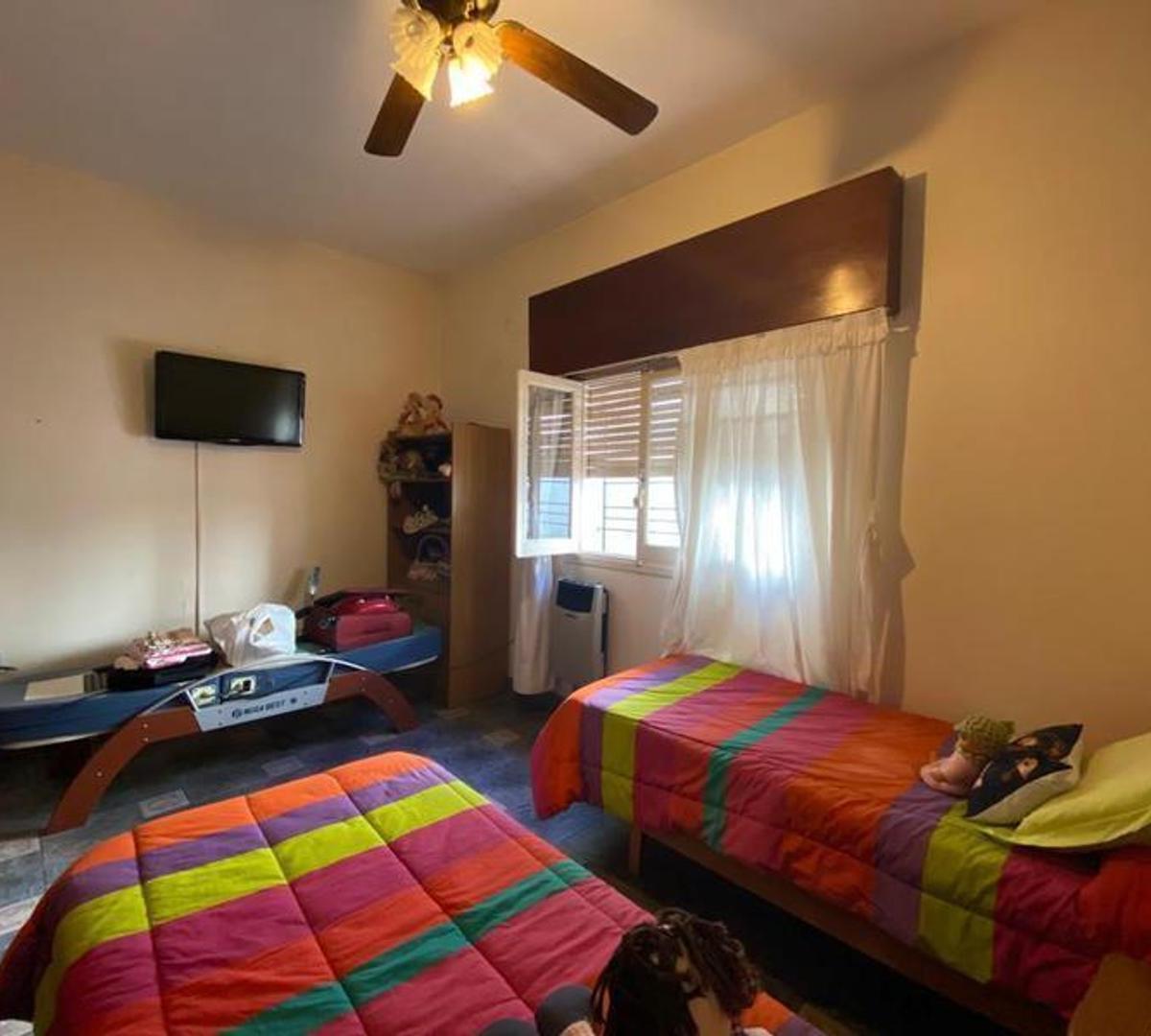 Venta de Hermosa Casa de 5 Ambientes! Haedo Sur! 3