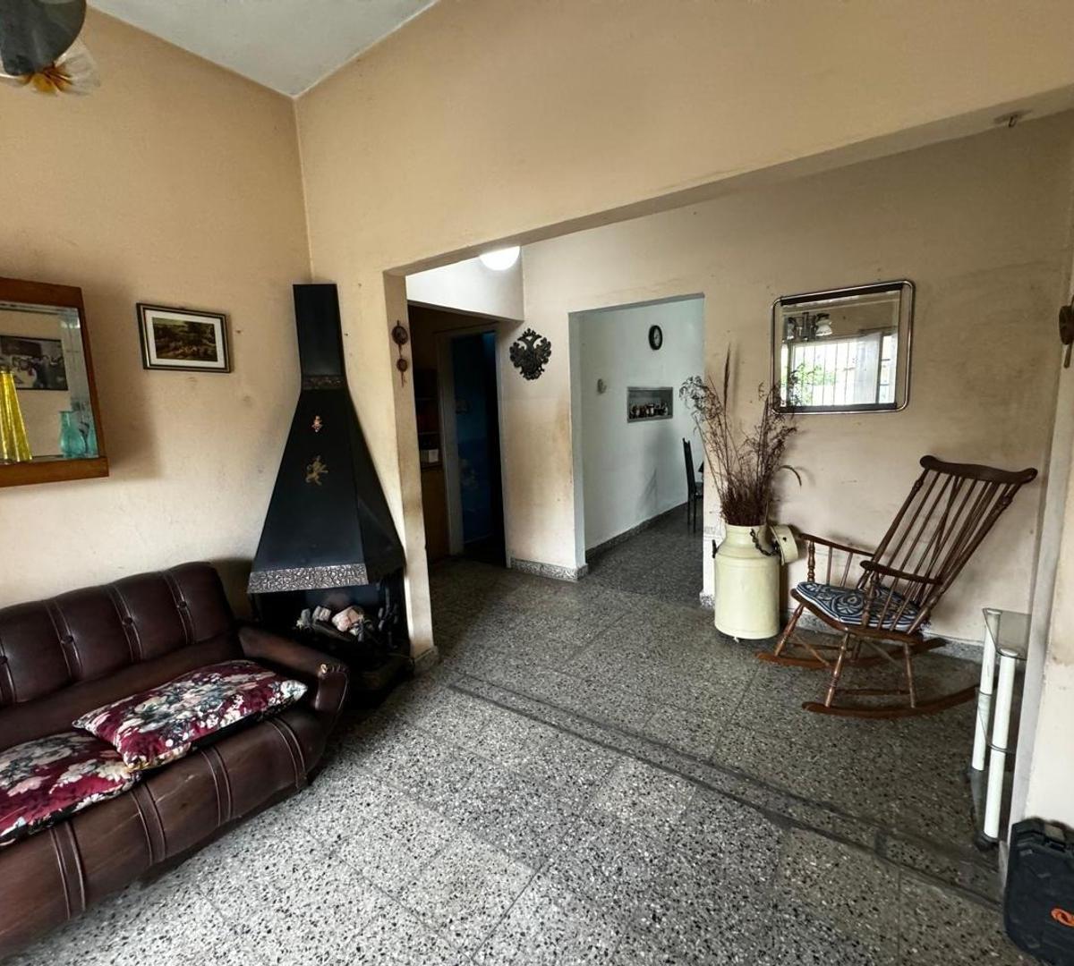 Foto de Venta de Casa con gran terreno de 10 x 49 mts - Morón, imagen 2