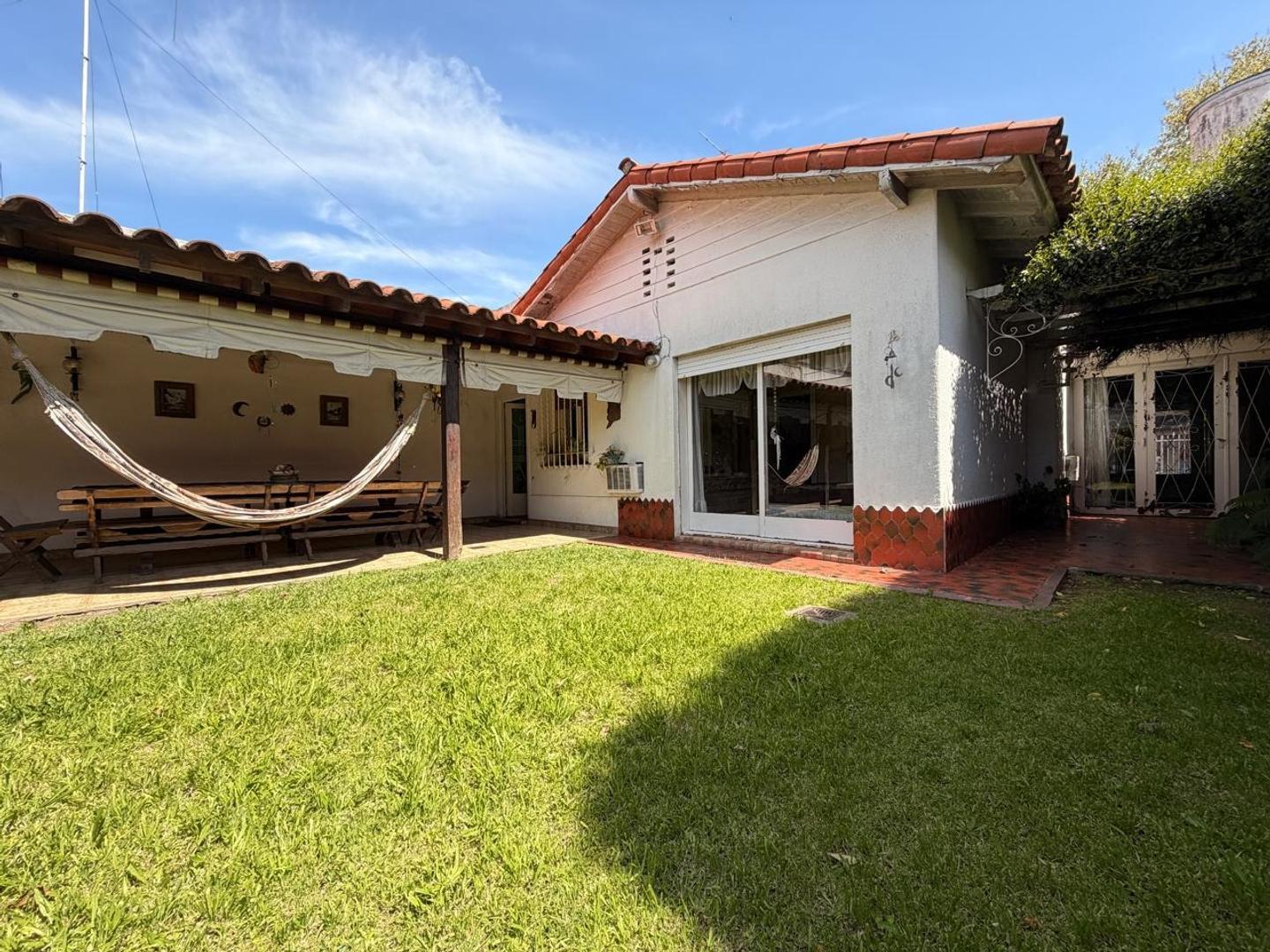 Foto de Chalet de 4 amb c/ amplio jardin y piscina! Barrio Güemes!, imagen 2