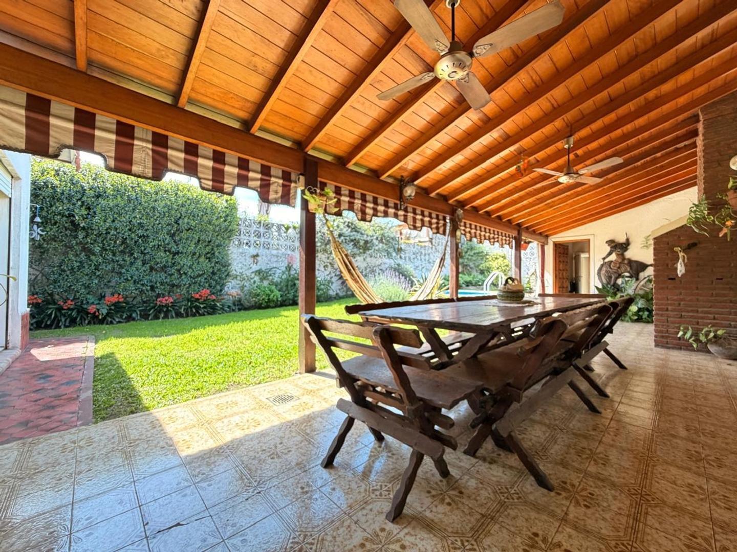 Foto de Chalet de 4 amb c/ amplio jardin y piscina! Barrio Güemes!, imagen 3