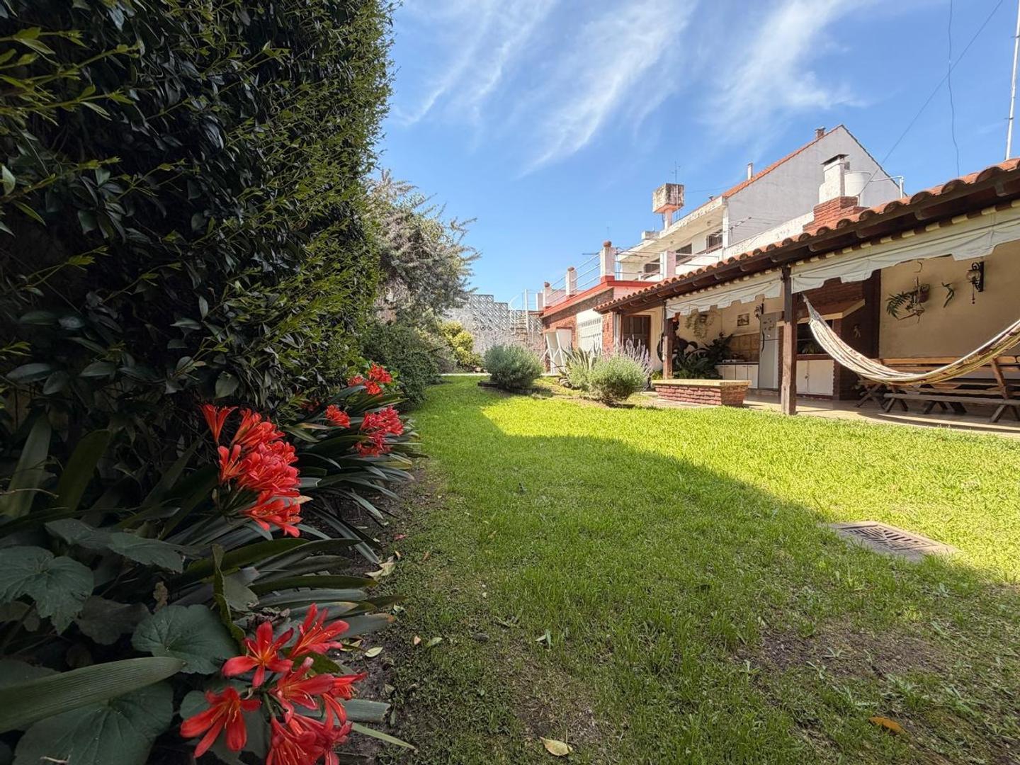 Foto de Chalet de 4 amb c/ amplio jardin y piscina! Barrio Güemes!, imagen 1