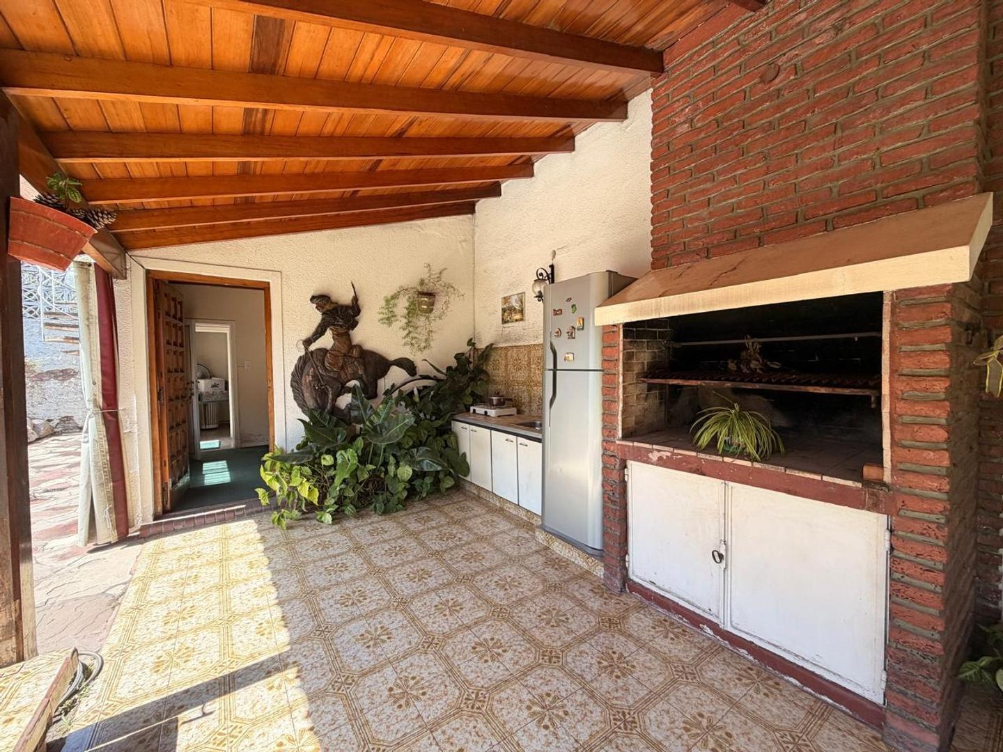 Foto de Chalet de 4 amb c/ amplio jardin y piscina! Barrio Güemes!, imagen 5