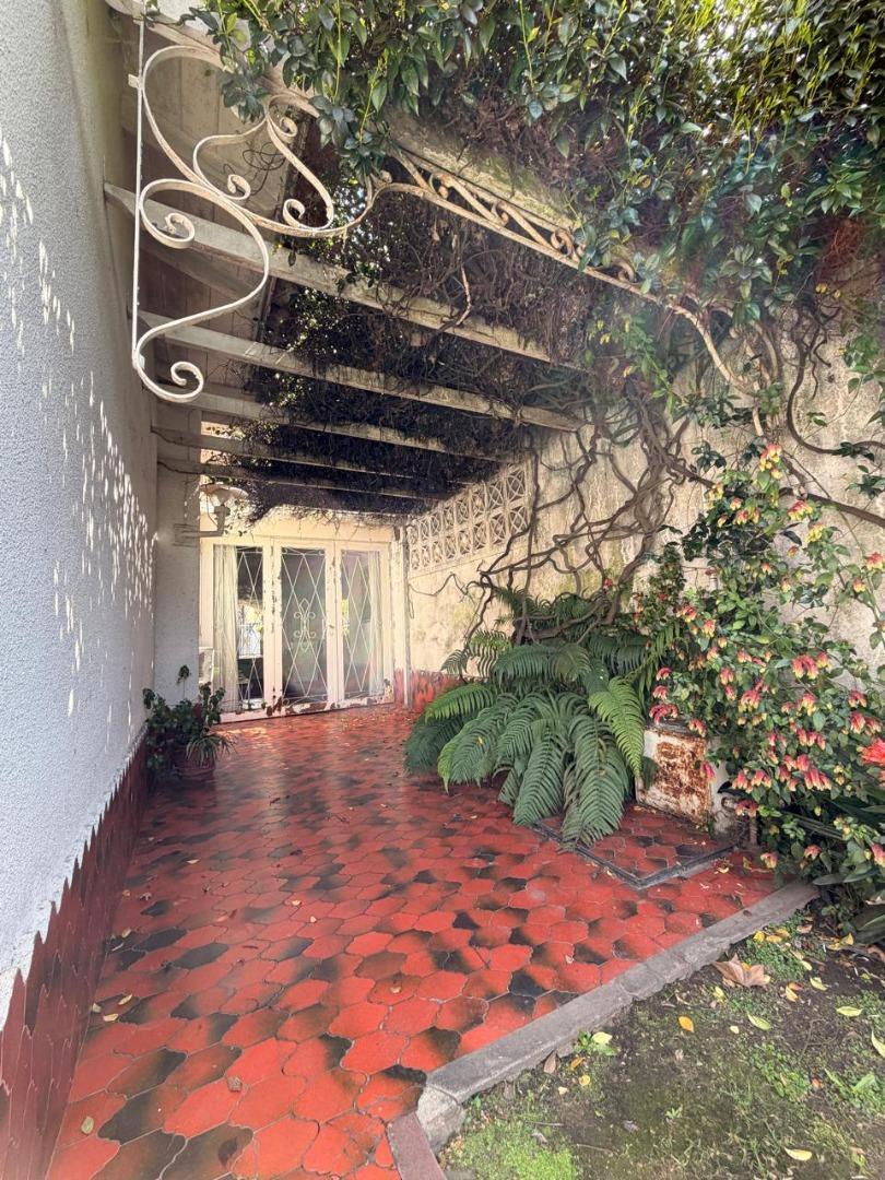 Foto de Chalet de 4 amb c/ amplio jardin y piscina! Barrio Güemes!, imagen 4