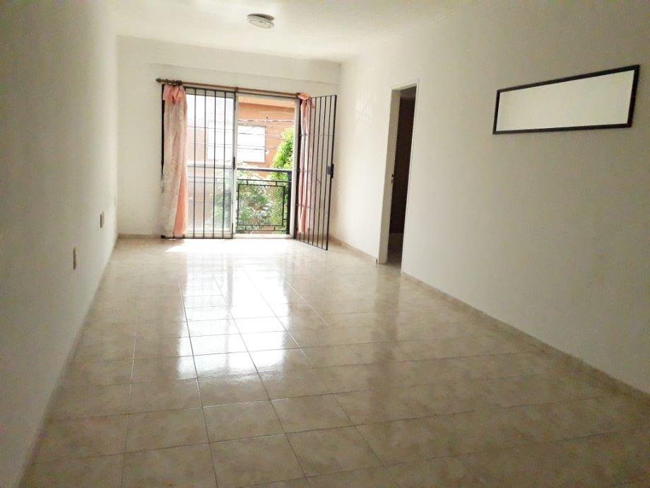 MONOAMBIENTE AL FRENTE EN 1º PISO CON BALCON FRANCES