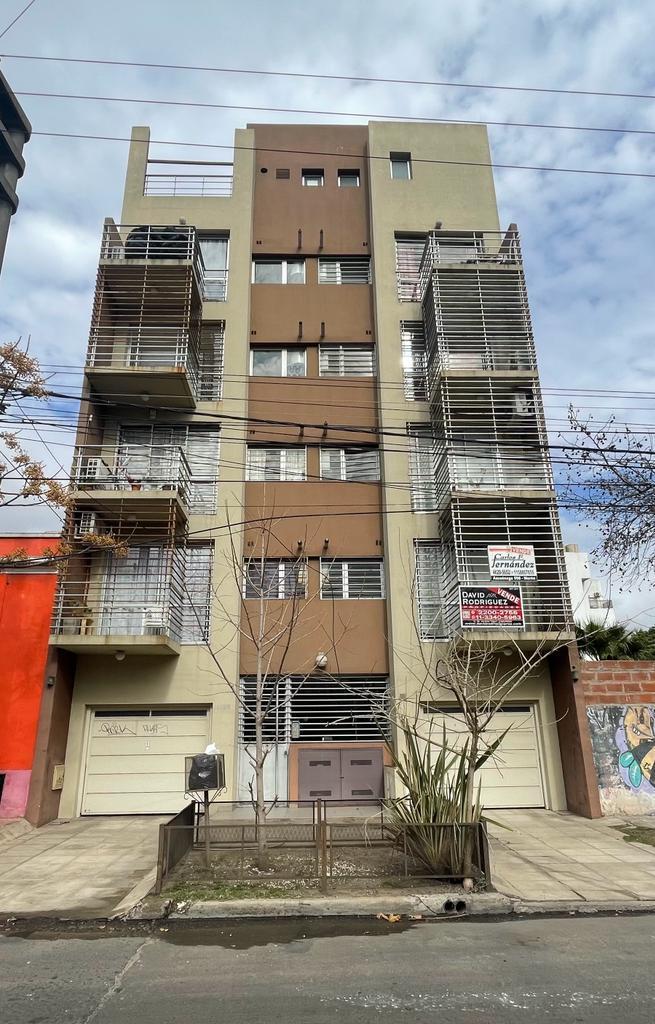 Departamento con balcon al frente. Ubicado a cuadras de la Facultad de Moron.