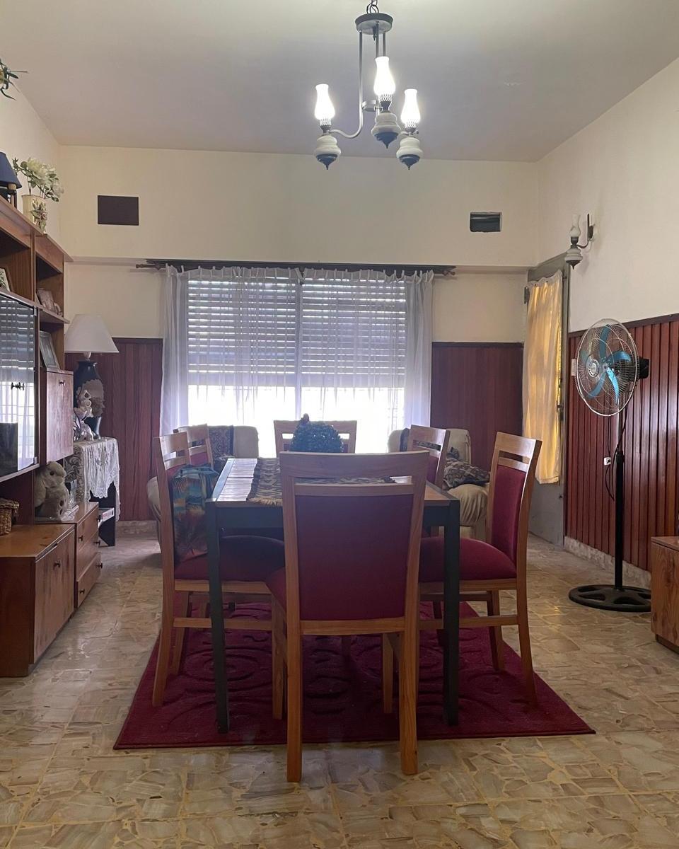 CASA CON COCHERA. Castelar Sur
