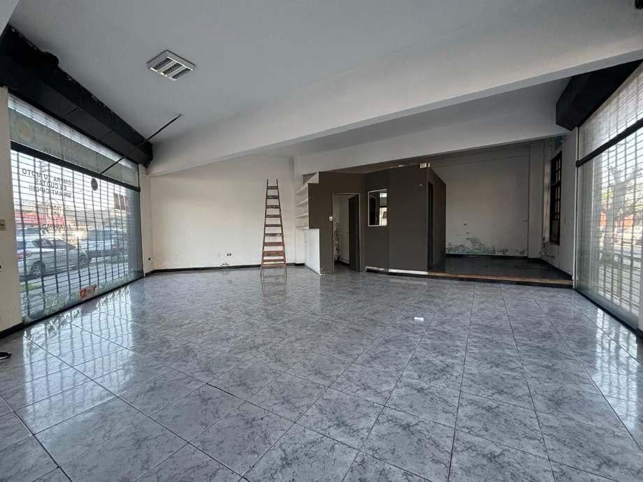 3 LOCALES + DEPARTAMENTO 3 ambientes. Morón Sur