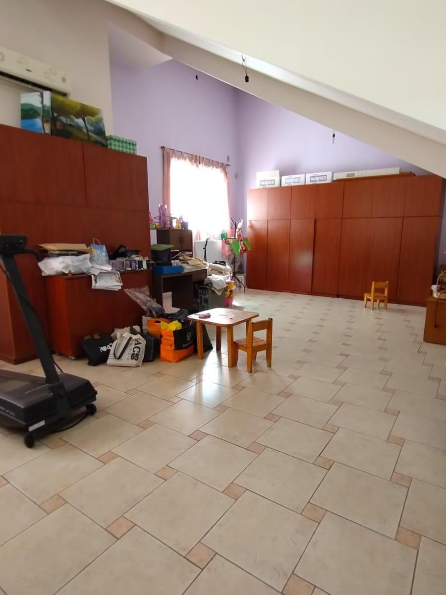 Excelente chalet con quincho y pileta