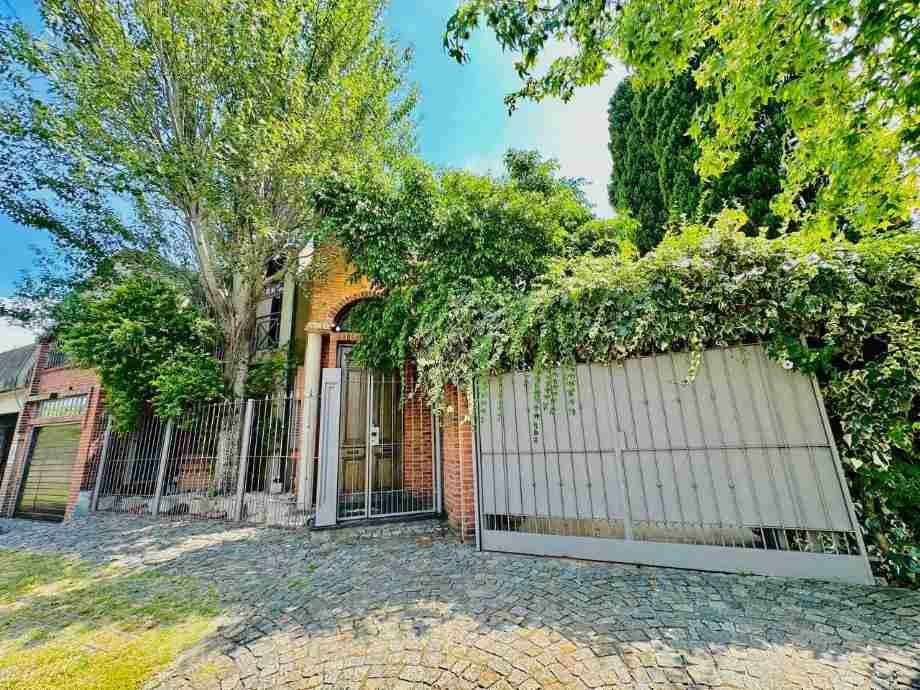 Excelente chalet de 4 aguas en dos plantas